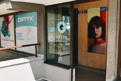 Wejście do salonu Optyk Kudera przy ul. Wyzwolenia