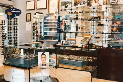 Witryna salonu optycznego Optyk Kudera z oprawkami